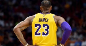 NBA篮球天才26岁单挑湖人全队后跌入低谷，伤病合同纠纷致生涯中断